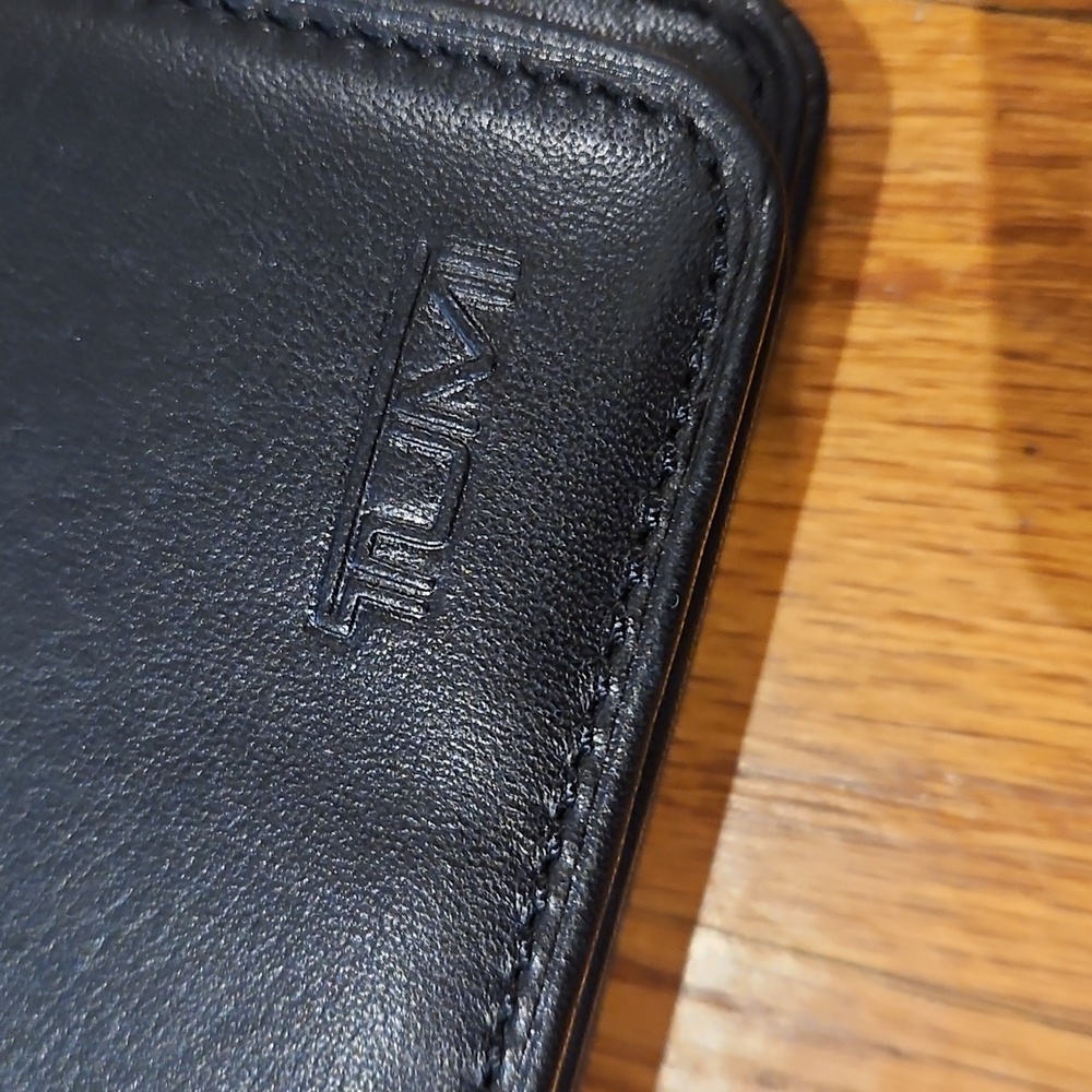 TUMI Leather Passport Case And Wallet - Picture 2 of 9